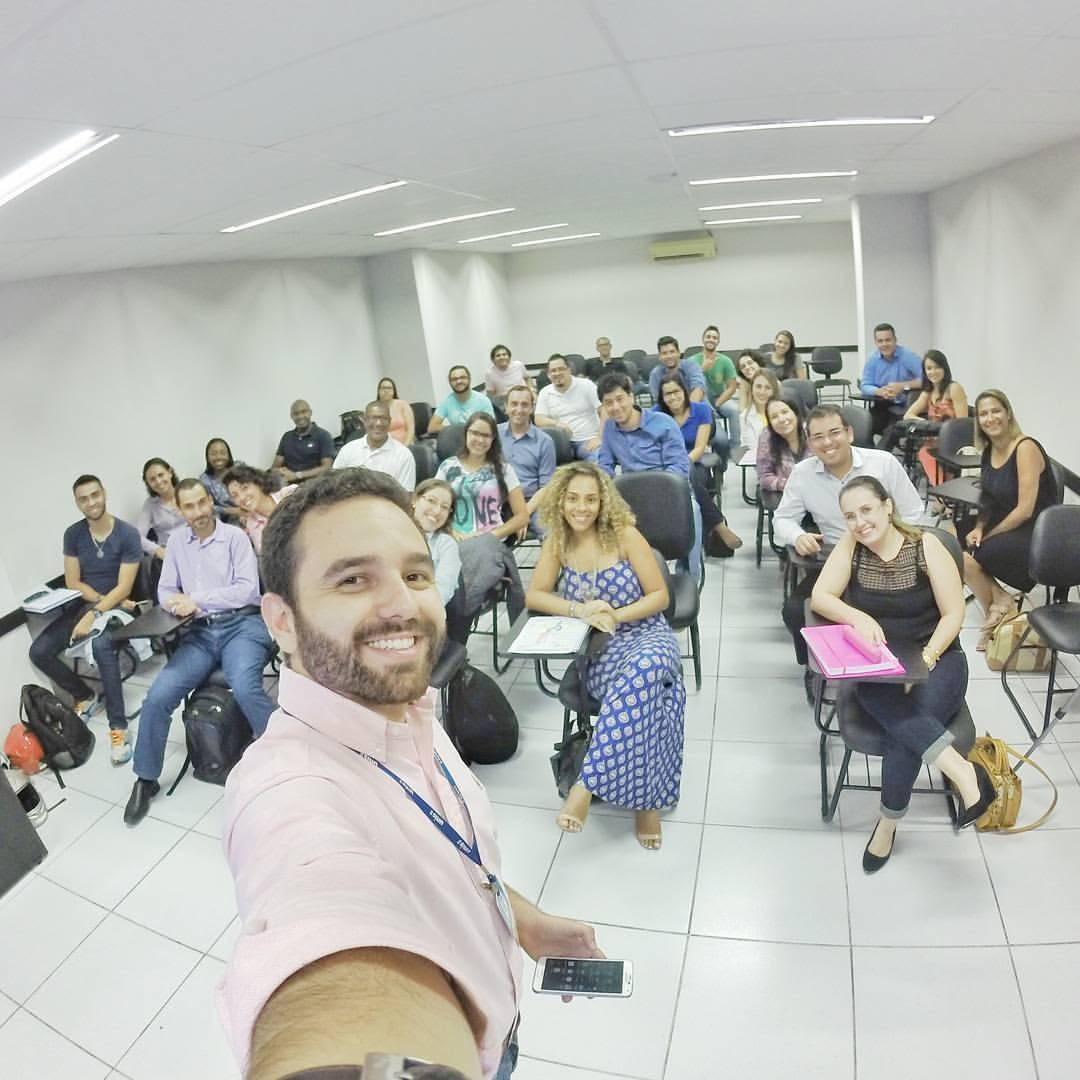 Erick Costa, professor universitário, com a turma em sala