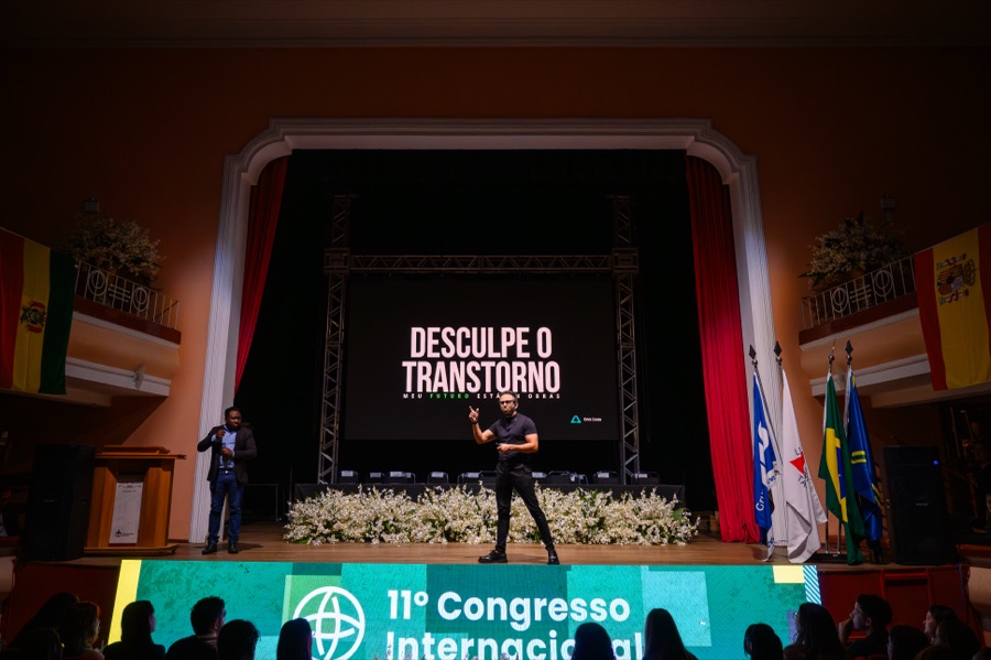 Erick Costa no palco do 11º Congresso Internacional