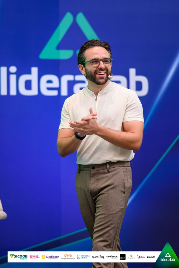 Erick Costa no palco do Lidera Lab