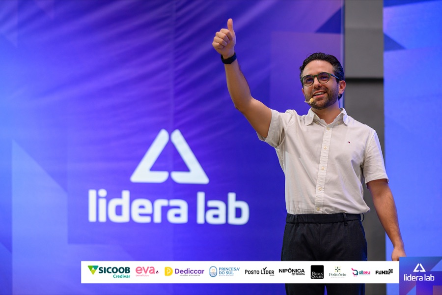Erick Costa comemorando no palco do Lidera Lab