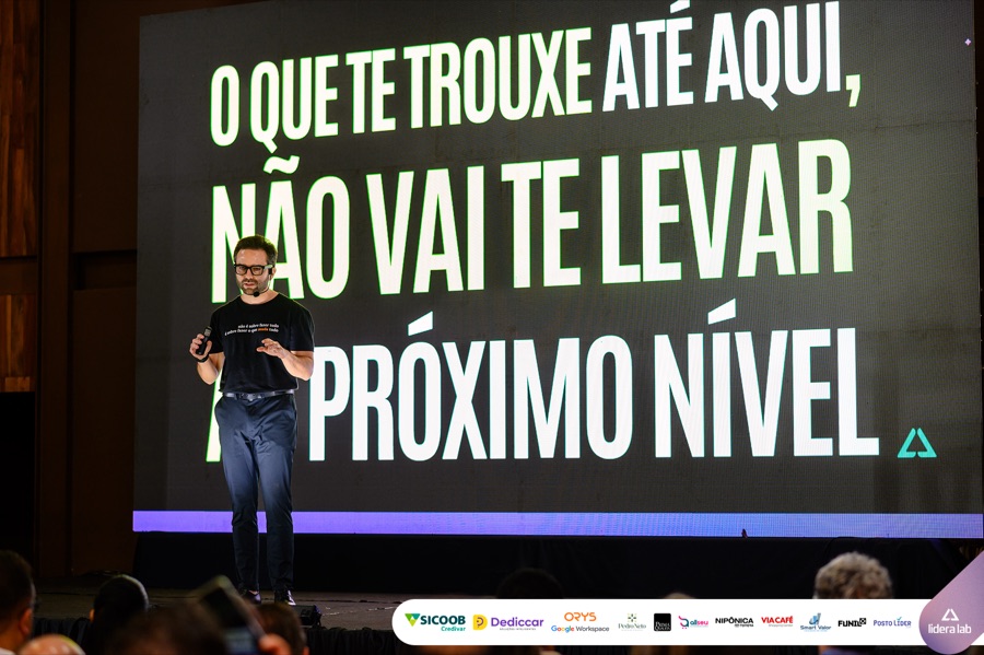 Erick Costa no palco com o telão: o que te trouxe até aqui não vai te levar ao próximo nível