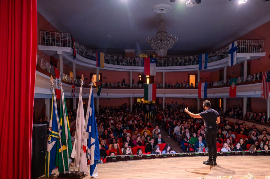 Erick Costa palestrando para teatro lotado