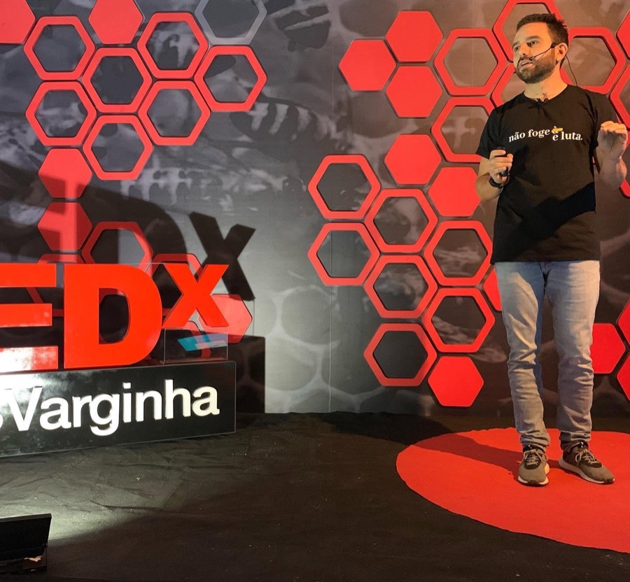 Erick Costa no palco do TEDx Varginha